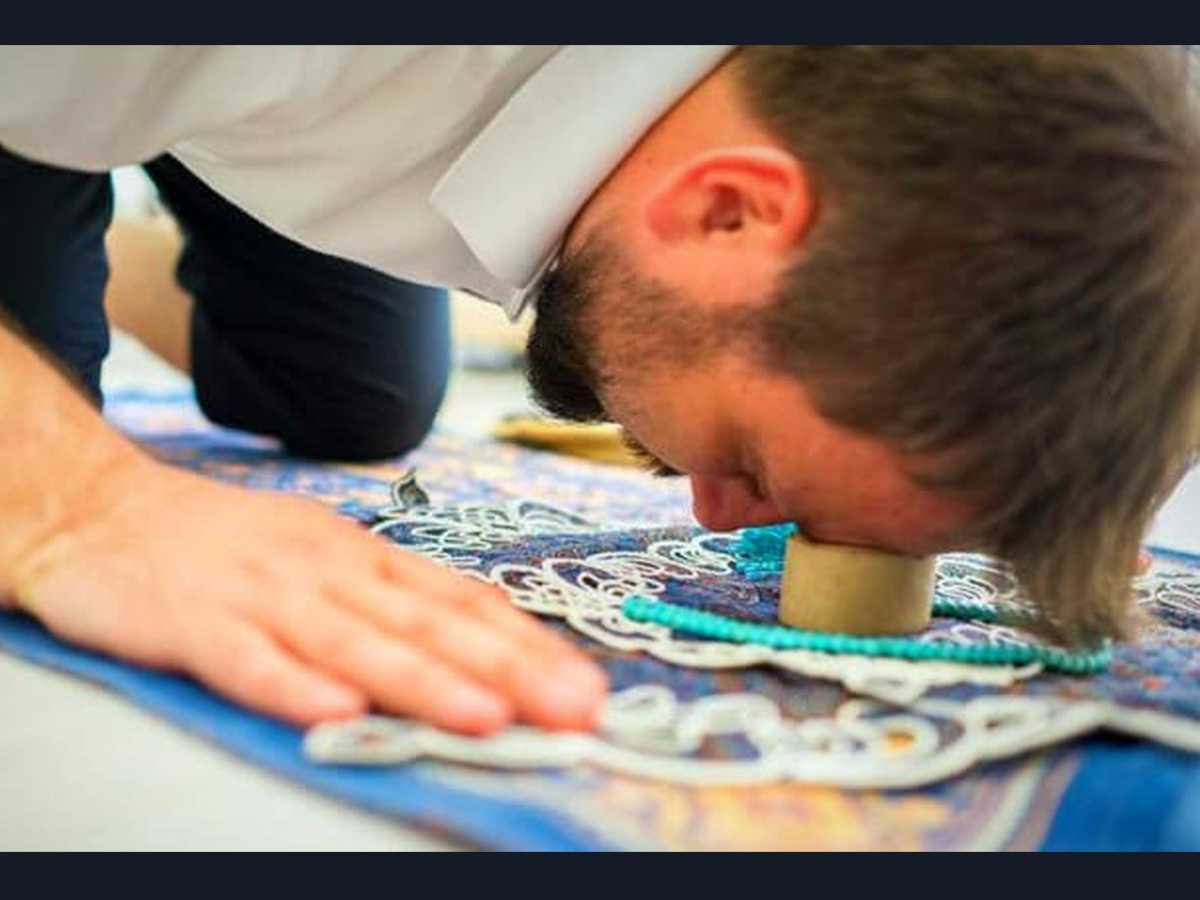 Prostration Secret and its Etiquettes